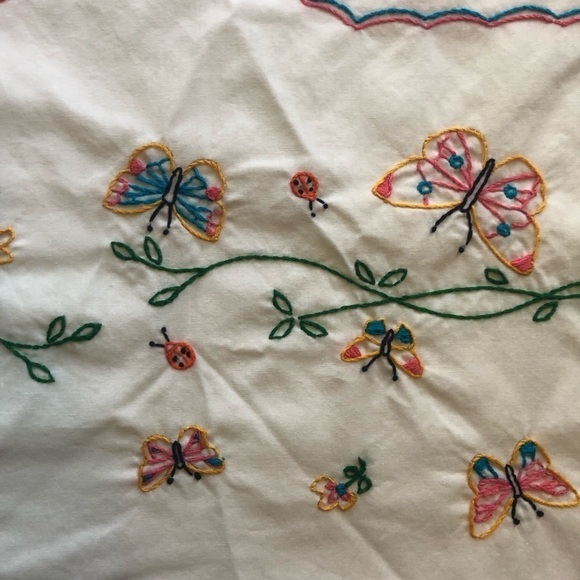 Vintage Set of 2 Standard White Hand Embroidered Pillowcases Butterflies 29X19 - Picture 3 of 4